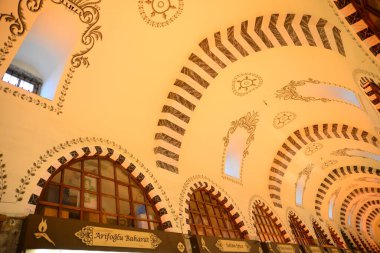 ISTANBUL, TURKEY, 14 Mart 2019: İnsanlar şehrin en büyük pazarlarından biri olan Baharat Çarşısı 'nda (Misir Carsisi) yürüyüp alışveriş yapıyorlar. Fatih bölgesinin Eminonu bölgesinde yer almaktadır..