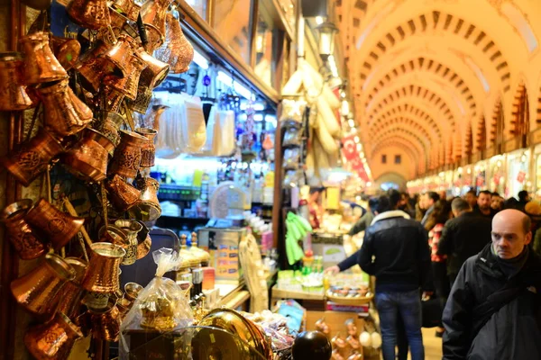 伊斯坦布尔 土耳其 2019年3月14日 人们在香料集市 Misir Carsisi 内散步和购物 这是该市最大的集市之一 位于Fatih区Eminonu区 — 图库照片