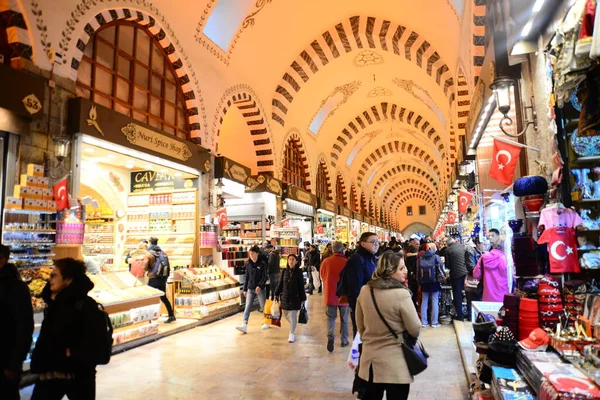 Istanbul Turquía Marzo 2019 Gente Caminando Comprando Dentro Del Bazar —  Fotos de Stock