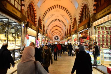 ISTANBUL, TURKEY, 14 Mart 2019: İnsanlar şehrin en büyük pazarlarından biri olan Baharat Çarşısı 'nda (Misir Carsisi) yürüyüp alışveriş yapıyorlar. Fatih bölgesinin Eminonu bölgesinde yer almaktadır..