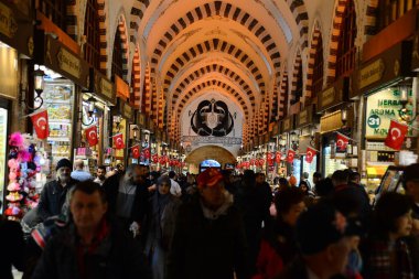 ISTANBUL, TURKEY, 14 Mart 2019: İnsanlar şehrin en büyük pazarlarından biri olan Baharat Çarşısı 'nda (Misir Carsisi) yürüyüp alışveriş yapıyorlar. Fatih bölgesinin Eminonu bölgesinde yer almaktadır..