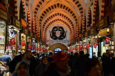 ISTANBUL, TURKEY, 14 Mart 2019: İnsanlar şehrin en büyük pazarlarından biri olan Baharat Çarşısı 'nda (Misir Carsisi) yürüyüp alışveriş yapıyorlar. Fatih bölgesinin Eminonu bölgesinde yer almaktadır..