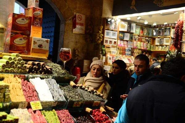 Istanbul Turkey March 2019 People Walking Shopping Spice Bazaar Misir — Stock Photo, Image