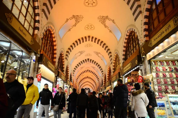 伊斯坦布尔 土耳其 2019年3月14日 人们在香料集市 Misir Carsisi 内散步和购物 这是该市最大的集市之一 位于Fatih区Eminonu区 — 图库照片