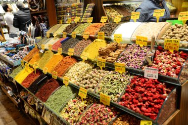 ISTANBUL, TURKEY, 14 Mart 2019: İnsanlar şehrin en büyük pazarlarından biri olan Baharat Çarşısı 'nda (Misir Carsisi) yürüyüp alışveriş yapıyorlar. Fatih bölgesinin Eminonu bölgesinde yer almaktadır..