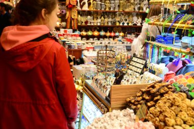 ISTANBUL, TURKEY, 14 Mart 2019: İnsanlar şehrin en büyük pazarlarından biri olan Baharat Çarşısı 'nda (Misir Carsisi) yürüyüp alışveriş yapıyorlar. Fatih bölgesinin Eminonu bölgesinde yer almaktadır..