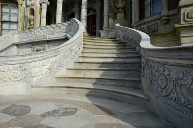 ISTANBUL, TURKEY - 9 Mart 2019: Çağdaş Binalar Kucuksu Sarayı (Pavilion) Kucuksu Sarayı, 19. yüzyıl Osmanlı İmparatorluğu dönemi yaz ve İstanbul 'un İstanbul kentinde bulunan bir avlanma sarayı.