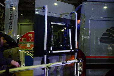 ISTANBUL, TURKEY - 25 Şubat 2019: CNR Expo Center 'daki Karavan Fuarı' nda ve CNR Kampı 'nda doğal ahşap iç tasarımı sergilenen Spasa 17m3 Karavan Şirketi Kampçısı