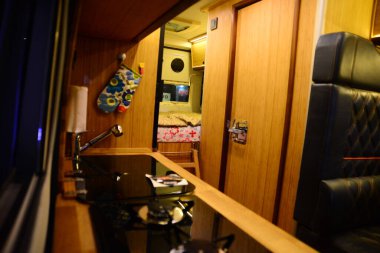 ISTANBUL, TURKEY - 25 Şubat 2019: CNR Expo Center 'daki Karavan Fuarı' nda ve CNR Kampı 'nda doğal ahşap iç tasarımı sergilenen Spasa 17m3 Karavan Şirketi Kampçısı