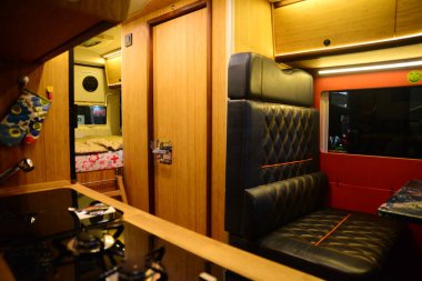 ISTANBUL, TURKEY - 25 Şubat 2019: CNR Expo Center 'daki Karavan Fuarı' nda ve CNR Kampı 'nda doğal ahşap iç tasarımı sergilenen Spasa 17m3 Karavan Şirketi Kampçısı