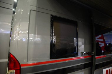 ISTANBUL, TURKEY - 25 Şubat 2019: Viya Karavan 17m3 Karavan Şirketi Karavanı CNR Kampı ve CNR Expo Center 'daki karavan fuarında doğal ahşap iç tasarımı sergilenmektedir