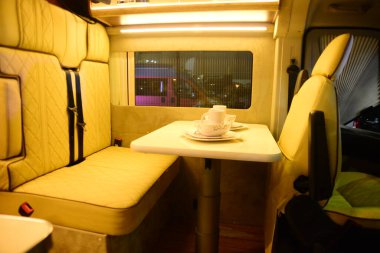 ISTANBUL, TURKEY - 25 Şubat 2019: Viya Karavan 17m3 Karavan Şirketi Karavanı CNR Kampı ve CNR Expo Center 'daki karavan fuarında doğal ahşap iç tasarımı sergilenmektedir