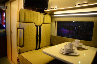 ISTANBUL, TURKEY - 25 Şubat 2019: Viya Karavan 17m3 Karavan Şirketi Karavanı CNR Kampı ve CNR Expo Center 'daki karavan fuarında doğal ahşap iç tasarımı sergilenmektedir