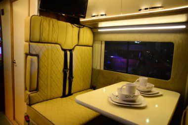 ISTANBUL, TURKEY - 25 Şubat 2019: Viya Karavan 17m3 Karavan Şirketi Karavanı CNR Kampı ve CNR Expo Center 'daki karavan fuarında doğal ahşap iç tasarımı sergilenmektedir