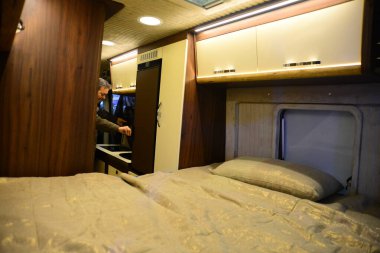 ISTANBUL, TURKEY - 25 Şubat 2019: Viya Karavan 17m3 Karavan Şirketi Karavanı CNR Kampı ve CNR Expo Center 'daki karavan fuarında doğal ahşap iç tasarımı sergilenmektedir