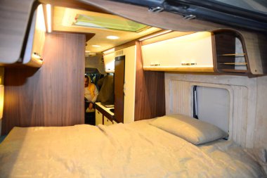 ISTANBUL, TURKEY - 25 Şubat 2019: Viya Karavan 17m3 Karavan Şirketi Karavanı CNR Kampı ve CNR Expo Center 'daki karavan fuarında doğal ahşap iç tasarımı sergilenmektedir