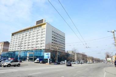 ZAPORIZHIA, UKRAINE - 24 Mart 2019: Şehir merkezindeki Congress Hotel Inturist 'in ön görüntüsü.