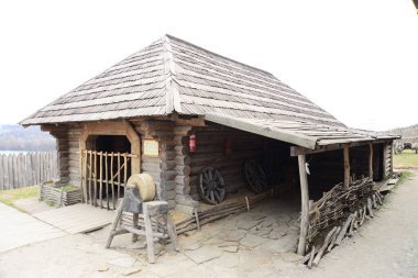 ZAPORIZHIA, UKRAINE - 24 Mart 2019: Ukrayna 'daki Zaporozhye Sich' teki ahşap binanın bilgi haritası ve ana girişi. Zaporozhye 'deki Khortitsa adasındaki ortaçağ kilisesi. Ukrayna 'daki Zaporozhye Sich' teki ahşap bina..