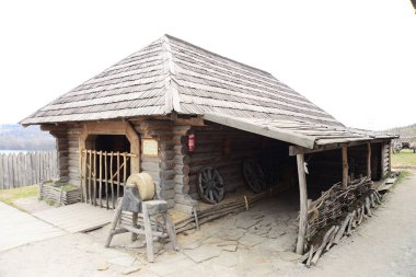 ZAPORIZHIA, UKRAINE - 24 Mart 2019: Geleneksel personel masada satış yapar. Ukrayna 'nın Khortitsa adasındaki Zaporizhian Kazakları Müzesindeki Kazak Heykeli