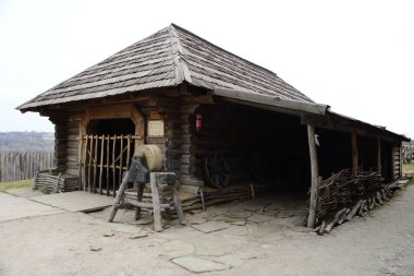 ZAPORIZHIA, UKRAINE - 24 Mart 2019: Geleneksel personel masada satış yapar. Ukrayna 'nın Khortitsa adasındaki Zaporizhian Kazakları Müzesindeki Kazak Heykeli