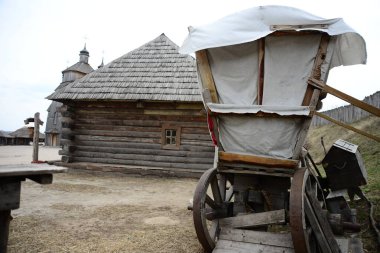Kazaklar, Ukrayna 'daki Zaporozhye Sich' teki ahşap bina. Zaporozhye 'deki Khortitsa adasındaki ortaçağ kilisesi.