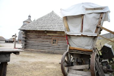 Kazaklar, Ukrayna 'daki Zaporozhye Sich' teki ahşap bina. Zaporozhye 'deki Khortitsa adasındaki ortaçağ kilisesi.