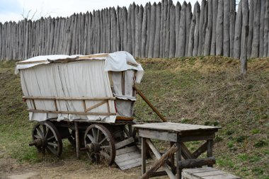 Kazaklar, Ukrayna 'daki Zaporozhye Sich' teki ahşap bina. Zaporozhye 'deki Khortitsa adasındaki ortaçağ kilisesi.