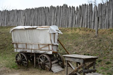 Kazaklar, Ukrayna 'daki Zaporozhye Sich' teki ahşap bina. Zaporozhye 'deki Khortitsa adasındaki ortaçağ kilisesi.