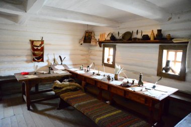 ZAPORIZHIA, UKRAINE - 24 Mart 2019: Zaporizhian Kazak Müzesi. Antika ikametgahı yatak odası lideri Ataman. Rafta zengin bir ikon, kürk halıya serilmiş lüks meşe yatağı, yemek için maun. Kapalı