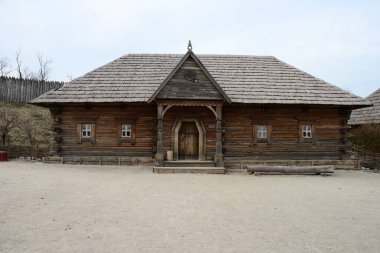 ZAPORIZHIA, UKRAINE - 24 Mart 2019: Ahşap kilise içi. Ukrayna 'daki Zaporozhye Sich' teki ahşap bina. Zaporozhye 'deki Khortitsa adasındaki ortaçağ kilisesi..