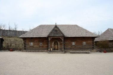 ZAPORIZHIA, UKRAINE - 24 Mart 2019: Ahşap kilise içi. Ukrayna 'daki Zaporozhye Sich' teki ahşap bina. Zaporozhye 'deki Khortitsa adasındaki ortaçağ kilisesi..