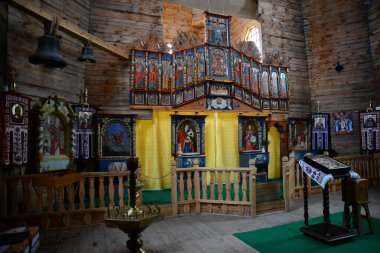 ZAPORIZHIA, UKRAINE - 24 Mart 2019: Ahşap kilise içi. Ukrayna 'daki Zaporozhye Sich' teki ahşap bina. Zaporozhye 'deki Khortitsa adasındaki ortaçağ kilisesi..
