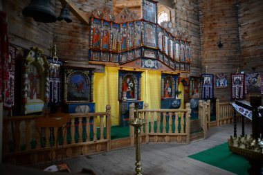 ZAPORIZHIA, UKRAINE - 24 Mart 2019: Ahşap kilise içi. Ukrayna 'daki Zaporozhye Sich' teki ahşap bina. Zaporozhye 'deki Khortitsa adasındaki ortaçağ kilisesi..