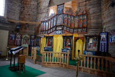 ZAPORIZHIA, UKRAINE - 24 Mart 2019: Ahşap kilise içi. Ukrayna 'daki Zaporozhye Sich' teki ahşap bina. Zaporozhye 'deki Khortitsa adasındaki ortaçağ kilisesi..