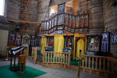 ZAPORIZHIA, UKRAINE - 24 Mart 2019: Ahşap kilise içi. Ukrayna 'daki Zaporozhye Sich' teki ahşap bina. Zaporozhye 'deki Khortitsa adasındaki ortaçağ kilisesi..