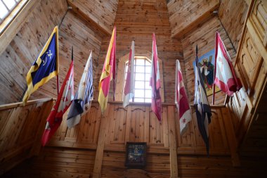 Tipik bir Kazak evi gibi. Ukrayna 'daki Zaporozhye Sich' teki ahşap bina. Zaporozhye 'deki Khortitsa adasındaki ortaçağ kilisesi..