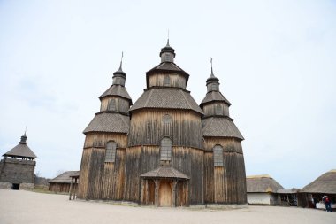 Tipik bir Kazak evi gibi. Ukrayna 'daki Zaporozhye Sich' teki ahşap bina. Zaporozhye 'deki Khortitsa adasındaki ortaçağ kilisesi..