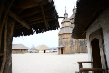 Tipik bir Kazak evi gibi. Ukrayna 'daki Zaporozhye Sich' teki ahşap bina. Zaporozhye 'deki Khortitsa adasındaki ortaçağ kilisesi..