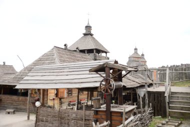 Tipik bir Kazak evi gibi. Ukrayna 'daki Zaporozhye Sich' teki ahşap bina. Zaporozhye 'deki Khortitsa adasındaki ortaçağ kilisesi..