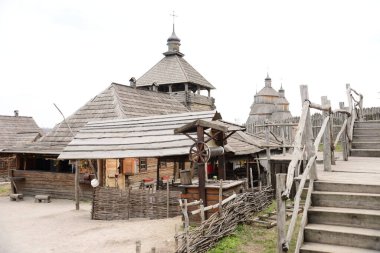 Tipik bir Kazak evi gibi. Ukrayna 'daki Zaporozhye Sich' teki ahşap bina. Zaporozhye 'deki Khortitsa adasındaki ortaçağ kilisesi..