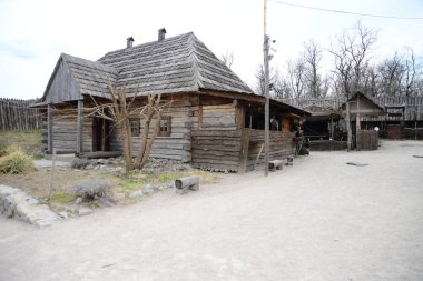 Tipik bir Kazak evi gibi. Ukrayna 'daki Zaporozhye Sich' teki ahşap bina. Zaporozhye 'deki Khortitsa adasındaki ortaçağ kilisesi..