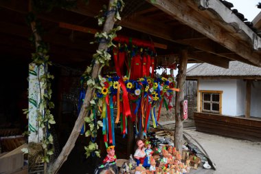 Geleneksel çalışanlar masada satılıyor. Ukrayna 'nın Khortitsa adasındaki Zaporizhian Kazakları Müzesindeki Kazak Heykeli