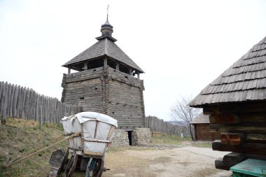 Kazaklar, Ukrayna 'daki Zaporozhye Sich' teki ahşap bina. Zaporozhye 'deki Khortitsa adasındaki ortaçağ kilisesi.