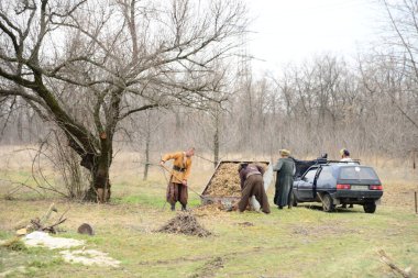 KHORTSIA ADASI, UKRAINE - 24 Mart 2019: 2018: Genç çekici Ukraynalı Kazaklar Khorytsia Adası 'nda yürüyor ve çalışıyorlar