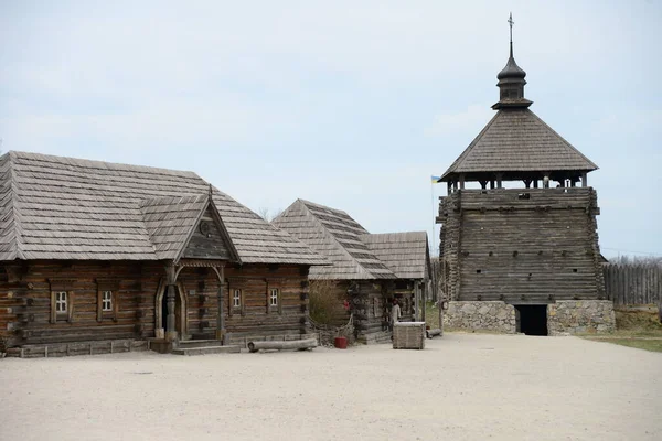 典型的哥萨克房子内部 乌克兰Zaporozhye Sich上的木制建筑 Zaporozhye的Khortitsa岛上的中世纪教堂 — 图库照片