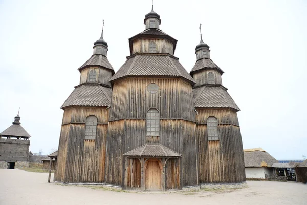 典型的哥萨克房子内部 乌克兰Zaporozhye Sich上的木制建筑 Zaporozhye的Khortitsa岛上的中世纪教堂 — 图库照片
