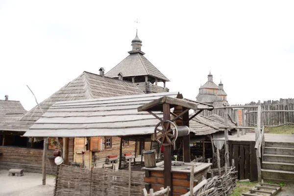 Tipik bir Kazak evi gibi. Ukrayna 'daki Zaporozhye Sich' teki ahşap bina. Zaporozhye 'deki Khortitsa adasındaki ortaçağ kilisesi..