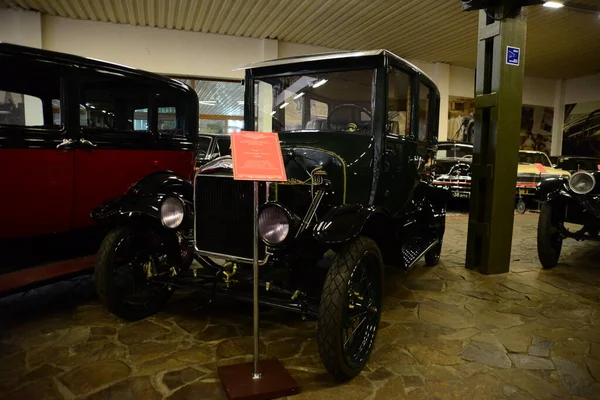 Zaporizhia Ucrania Marzo 2019 Vista Frontal Los Coches Varicolores Museo — Foto de Stock