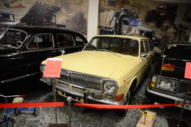 ZAPORIZHIA, UKRAINE - 24 Mart 2019: Zaporizhia şehrindeki Sovyet ve Ukrayna klasik arabaları müzesindeki varirenkli arabaların ön görünümü, eski antika arabaların sahte müzesinin içi 