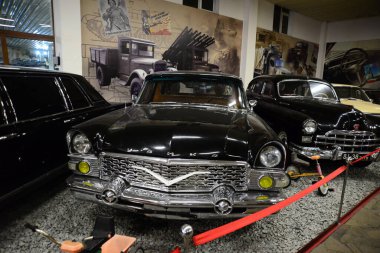 ZAPORIZHIA, UKRAINE - 24 Mart 2019: Zaporizhia şehrindeki Sovyet ve Ukrayna klasik arabaları müzesindeki varirenkli arabaların ön görünümü, eski antika arabaların sahte müzesinin içi 